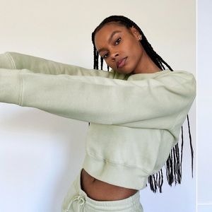 Aritzia TNA TNA COZYAF perfect Shrunken Sweatshirt size Small